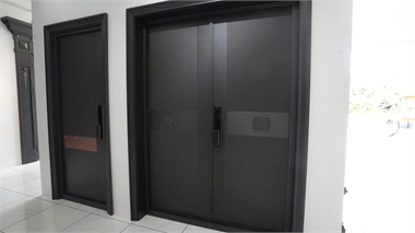 Cửa Nhôm Nguyên Tấm Có Bền Không? Tuổi Thọ Thực Tế Bao Lâu?