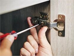 Làm Gì Khi Bản Lề – Ray Trượt Tủ Bếp Bị Kẹt? Nguyên Nhân & Cách Xử Lý Hiệu Quả