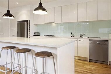 Cách Vệ Sinh Kính Bếp Bị Dầu Mỡ: 5 Mẹo Giúp Kính Bếp Sáng Bóng Nhanh Chóng