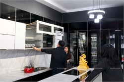 Vì sao tủ bếp inox cánh kính là khoản đầu tư đáng giá cho căn bếp hiện đại?