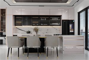 Xu Hướng Thiết Kế Tủ Bếp Inox Cánh Kính Cho Căn Hộ Hiện Đại – Khi Gu Thẩm Mỹ Chạm Đến Công Năng