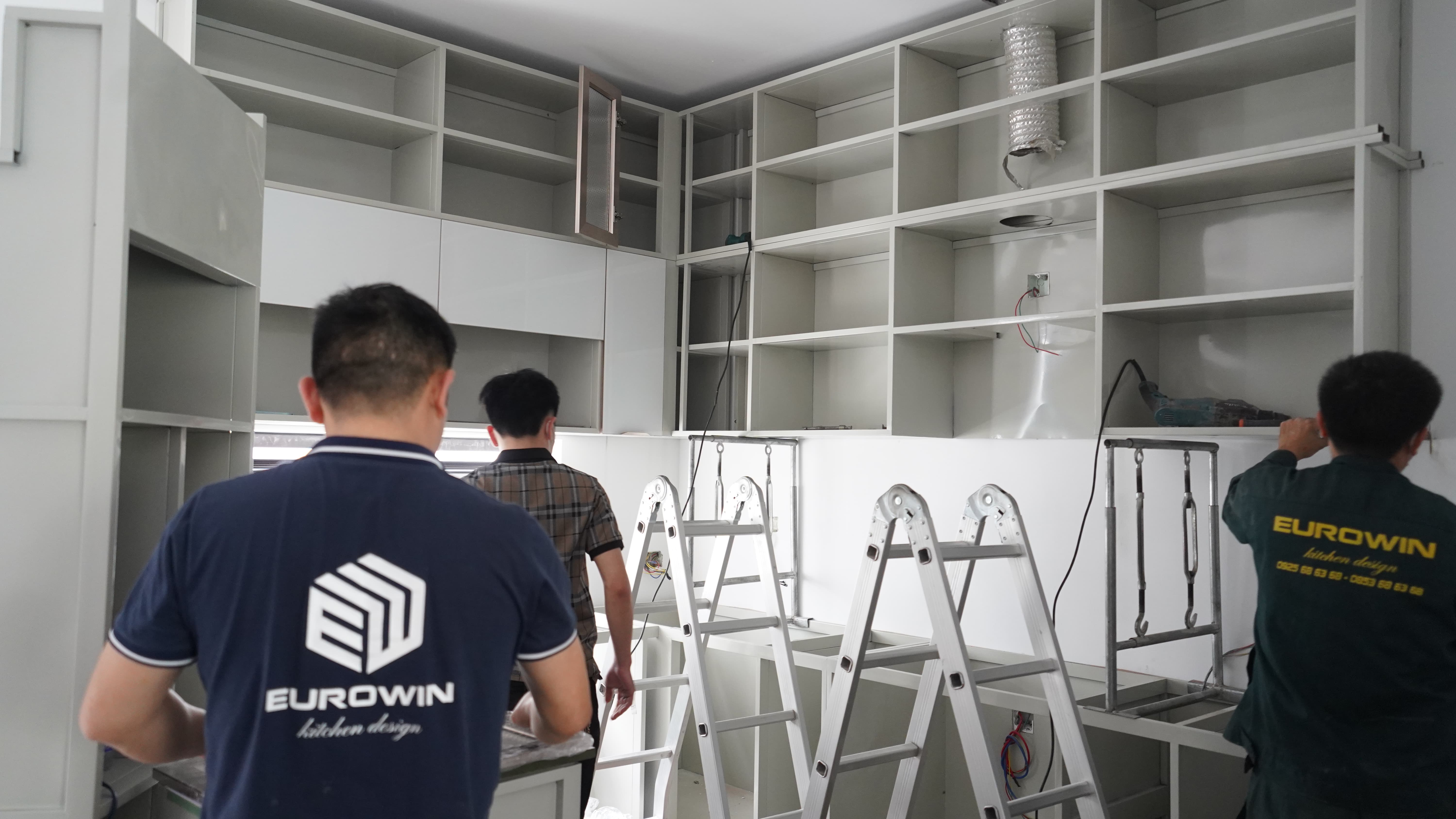 Tủ bếp inox cánh kính yêu cầu quy trình thiết kế - sản xuất - thi công đồng bộ