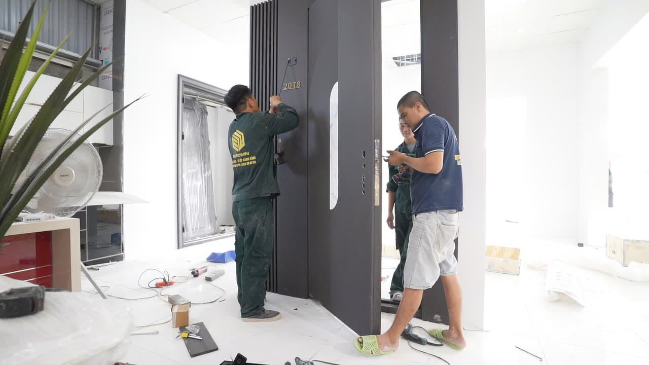 Thi công cửa nhôm nguyên tấm