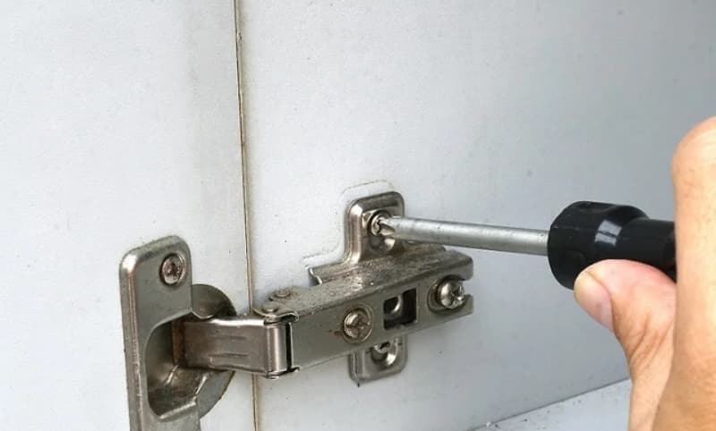 Làm Gì Khi Bản Lề – Ray Trượt Tủ Bếp Bị Kẹt? Nguyên Nhân & Cách Xử Lý Hiệu Quả