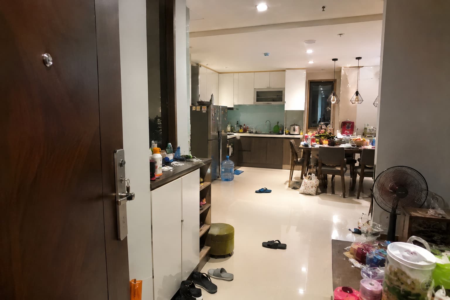 Bếp đối diện cửa chính mang lại nhiều bất tiện trong sử dụng
