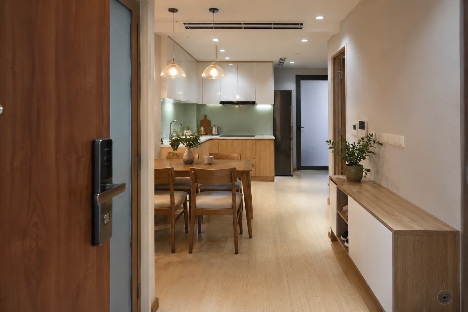 Bếp đối diện cửa chính tạo cảm giác thiếu kín đáo
