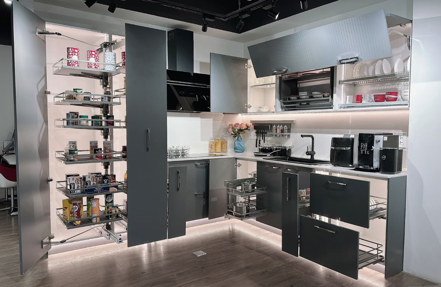 Bếp lớn tích hợp Full phụ kiện tủ bếp đồng bộ để tăng công năng sử dụng