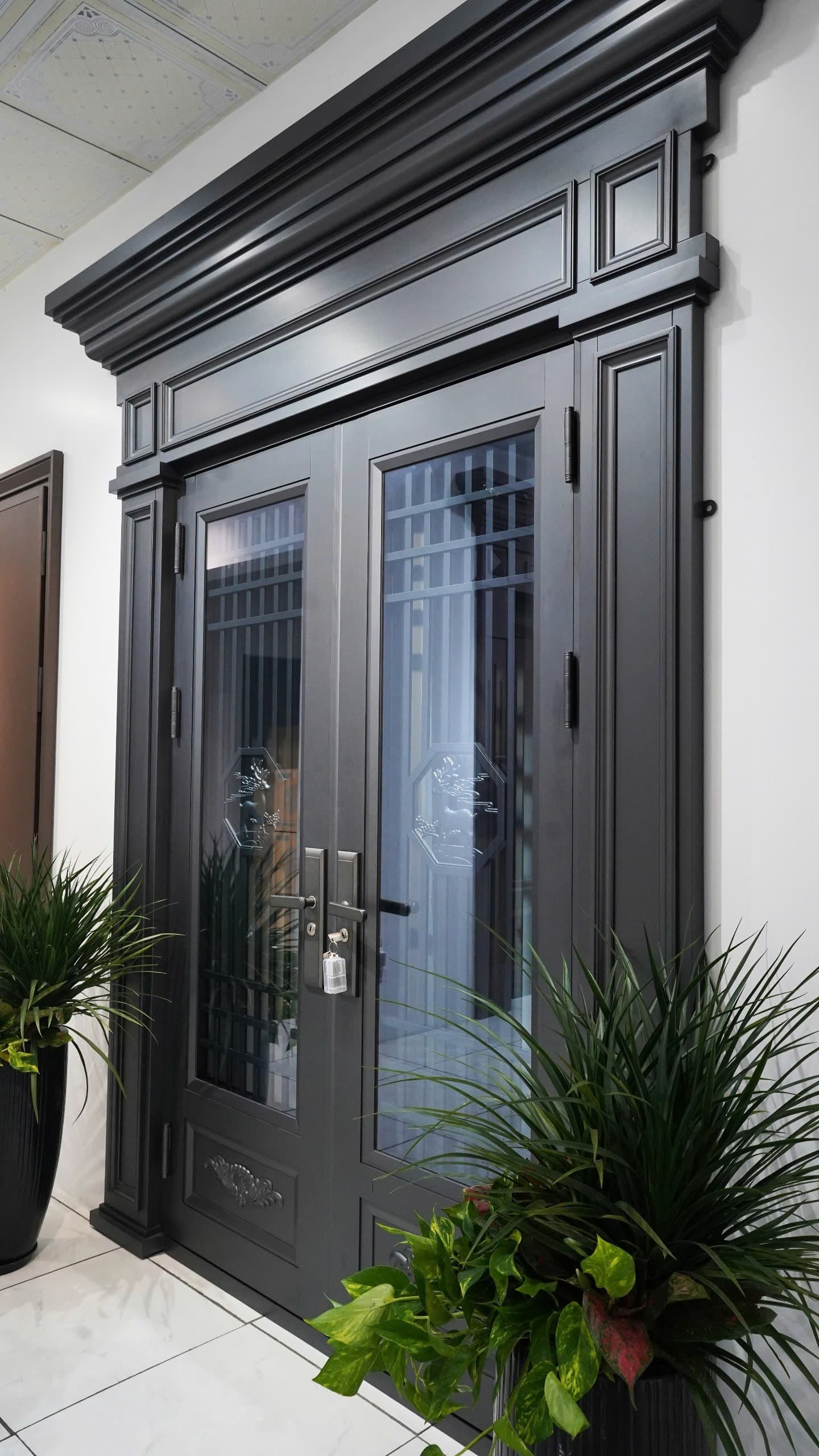 Giá cửa nhôm nguyên tấm cân bằng với chất lượng