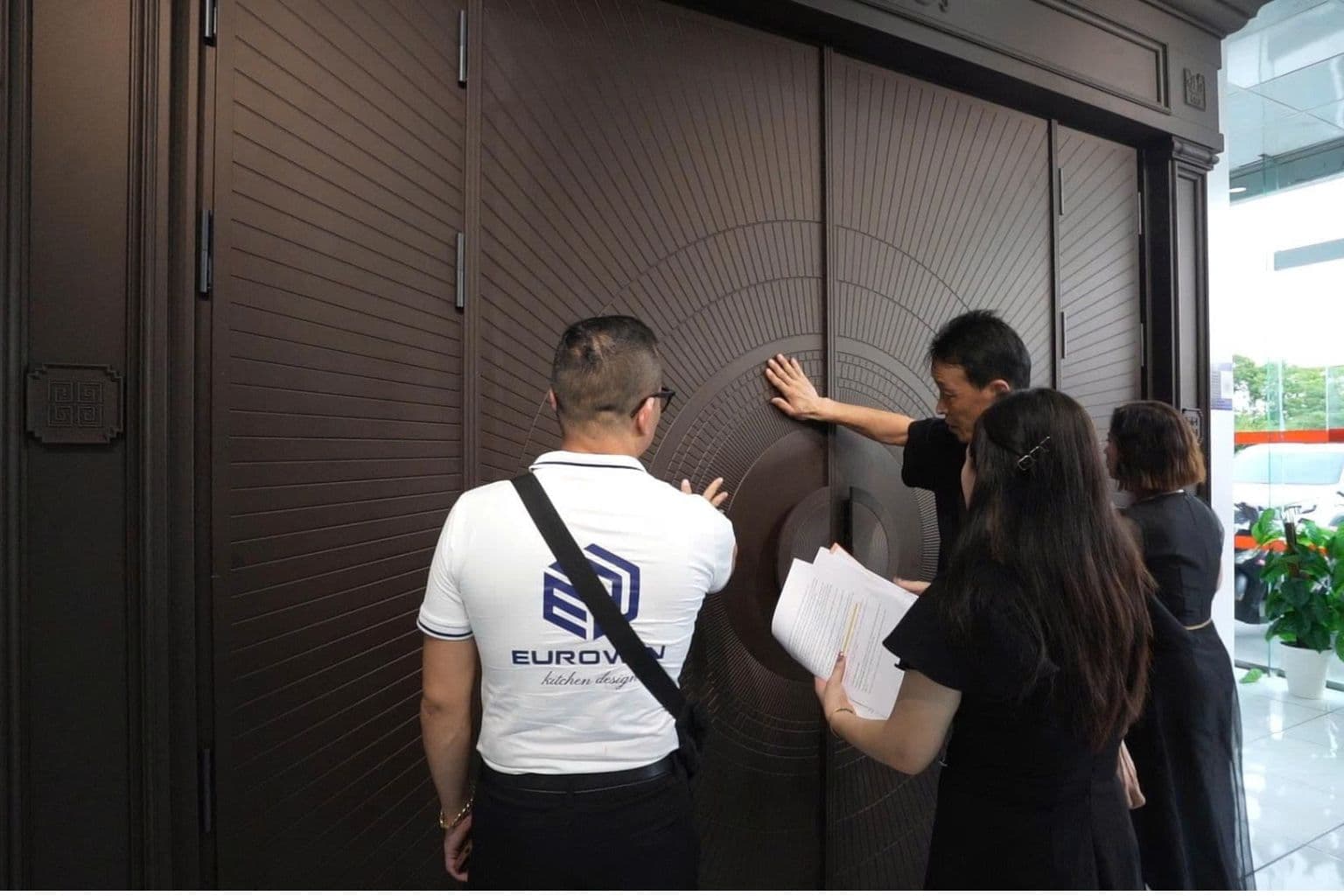 Cửa Nhôm Nguyên Tấm Có Thực Sự Cách Âm, Cách Nhiệt Như Quảng Cáo?