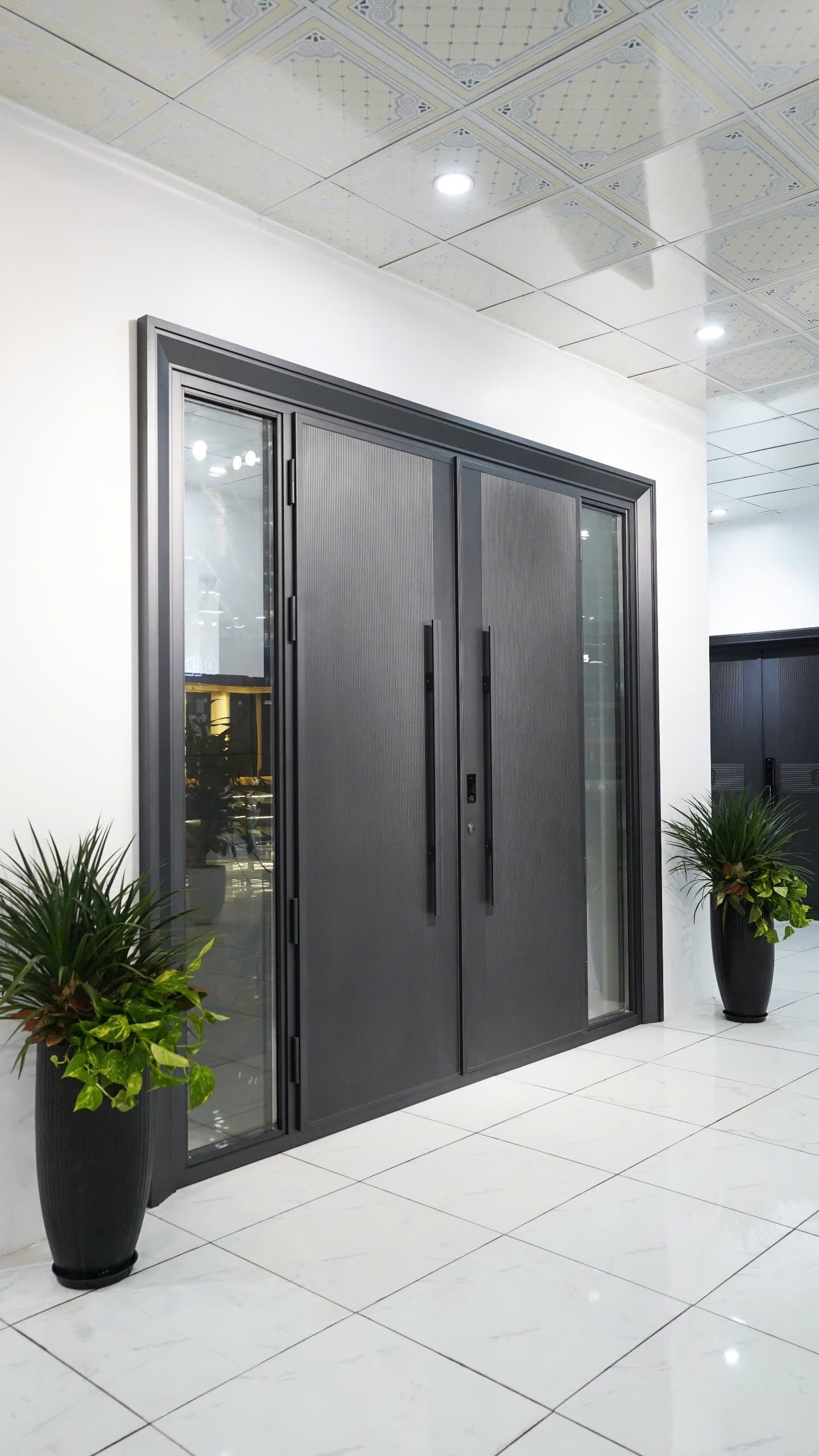 Cửa nhôm nguyên tấm kết hợp kính cường lực có khả năng lấy sáng tốt