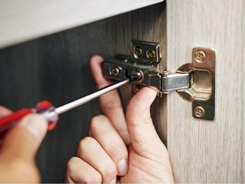 Làm Gì Khi Bản Lề – Ray Trượt Tủ Bếp Bị Kẹt? Nguyên Nhân & Cách Xử Lý Hiệu Quả