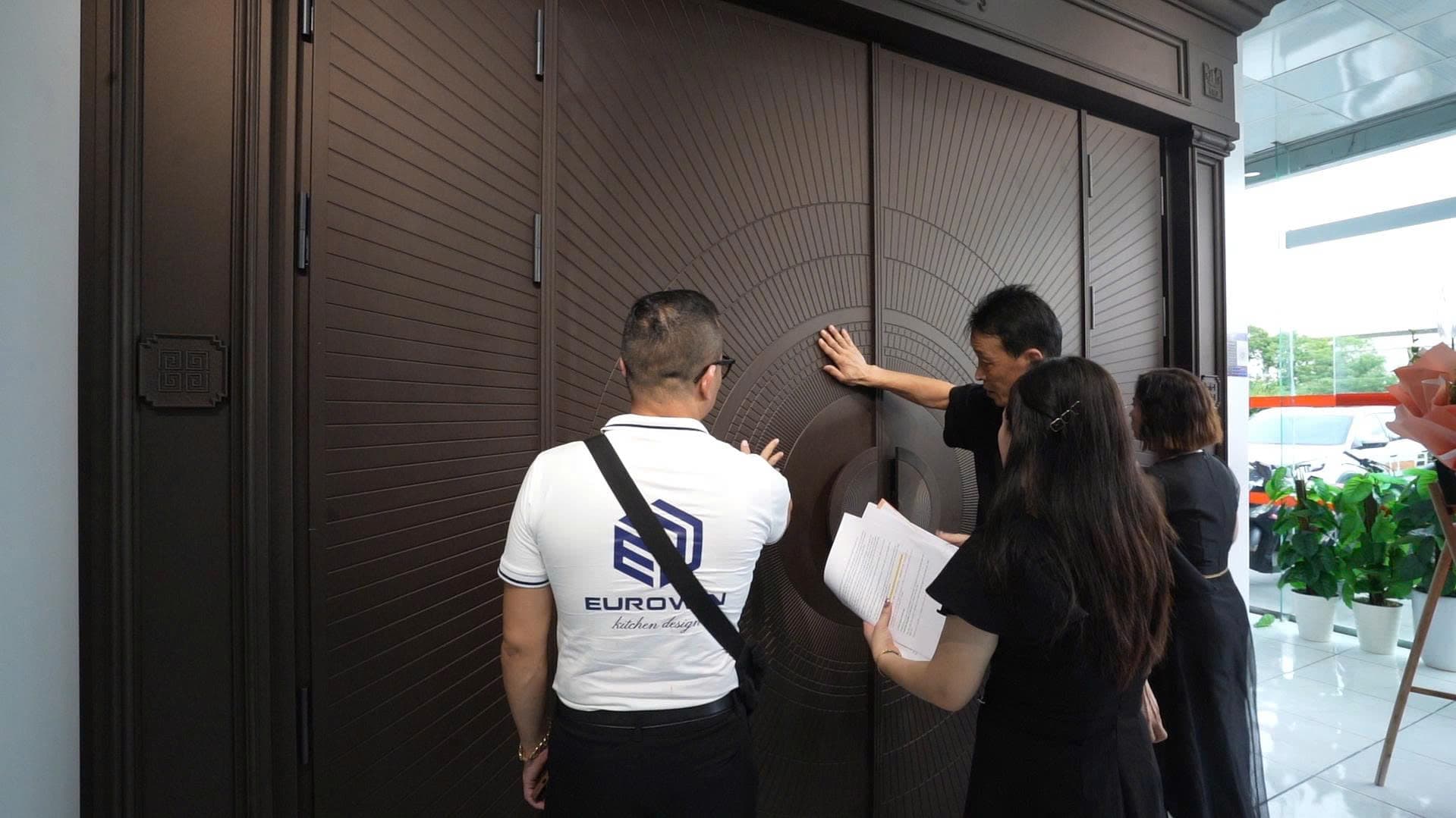 Giá cửa nhôm nguyên tấm phụ thuộc vào nhiều yếu tố