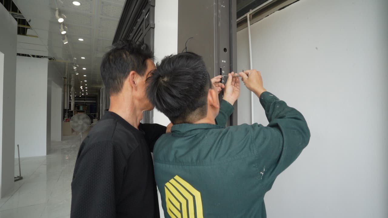 Kỹ thuật thi công ảnh hưởng trực tiếp đến độ bền cửa nhôm nguyên tấm