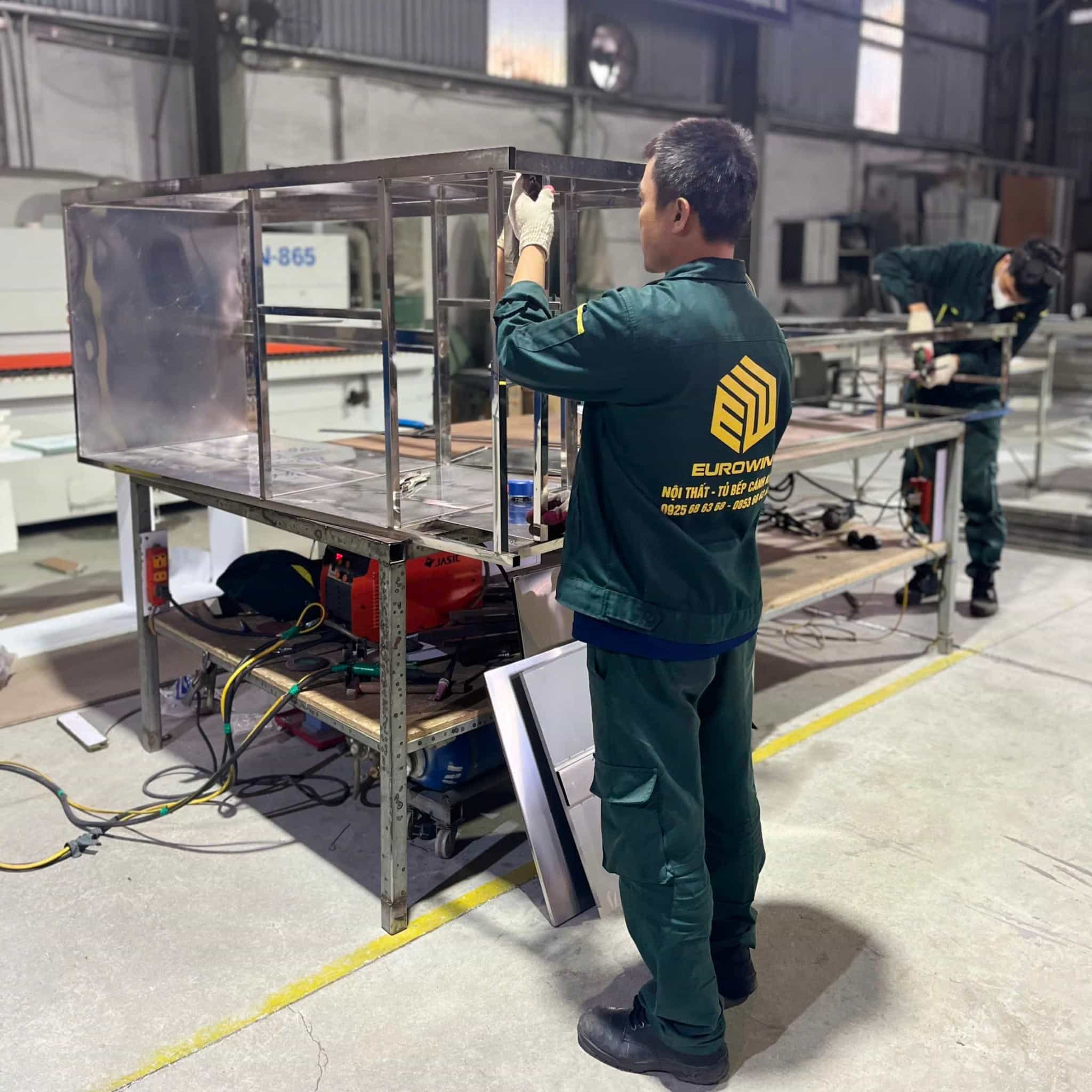 Tủ Bếp Inox Cánh Kính Có Bền Không? Chuyên Gia Trả Lời Chi Tiết