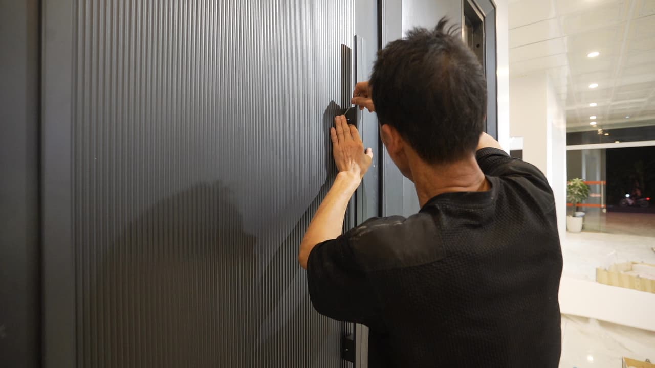 Làm cửa nhôm nguyên tấm: cần lưu ý điều gì