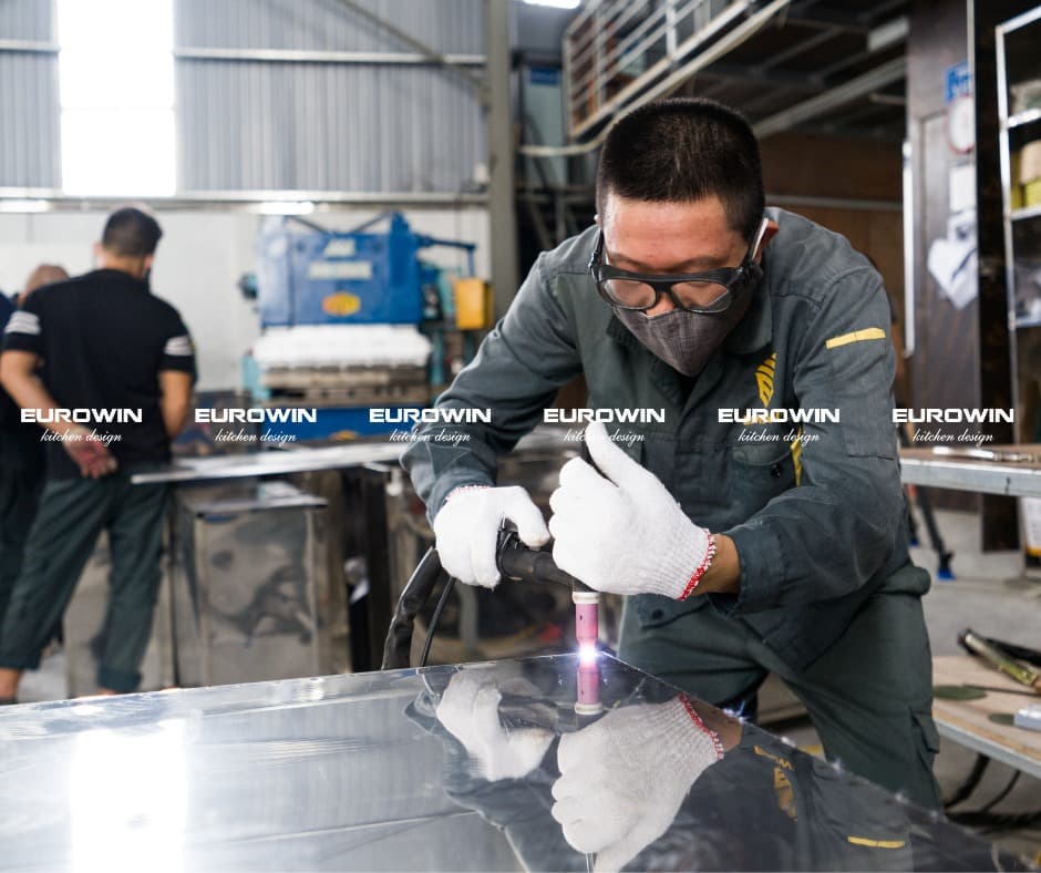 Quy trình sản xuất tủ bếp tại Eurowin được kiểm soát chặt chẽ