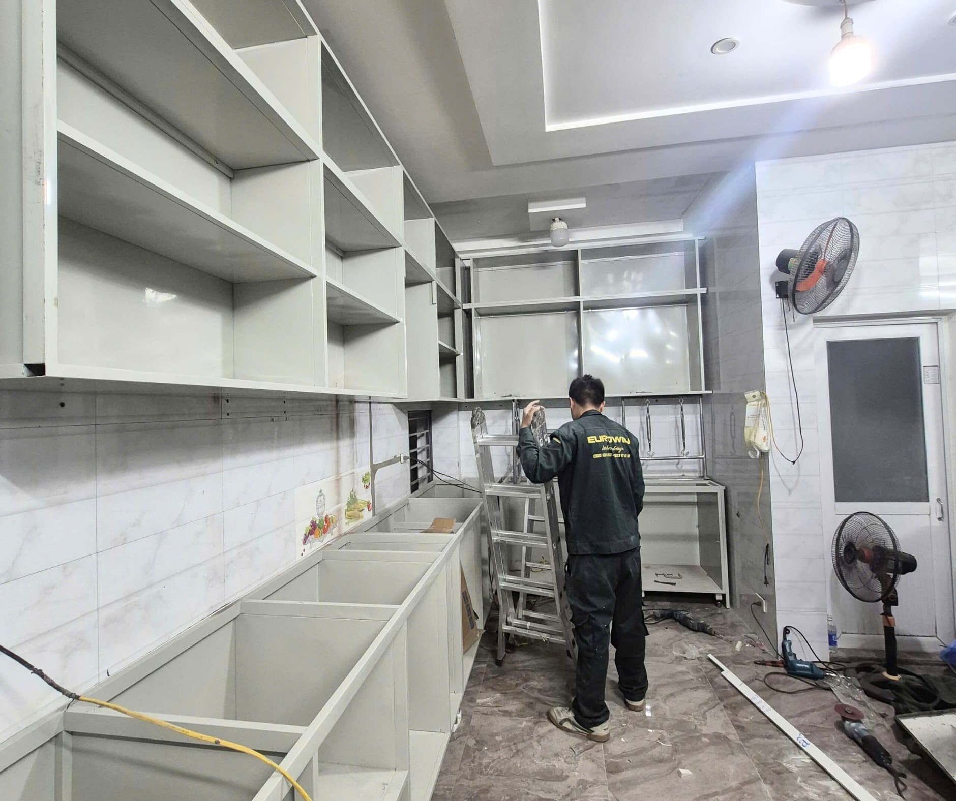 Mỗi công trình tủ bếp Eurowin đều được lắp đặt chính xác, hoàn thiện đúng kỳ vọng