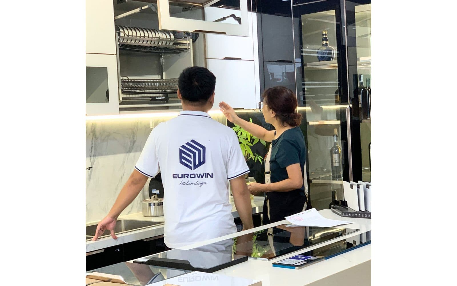 Nên chọn đơn vị làm tủ bếp nhựa uy tín với mức giá hợp lý