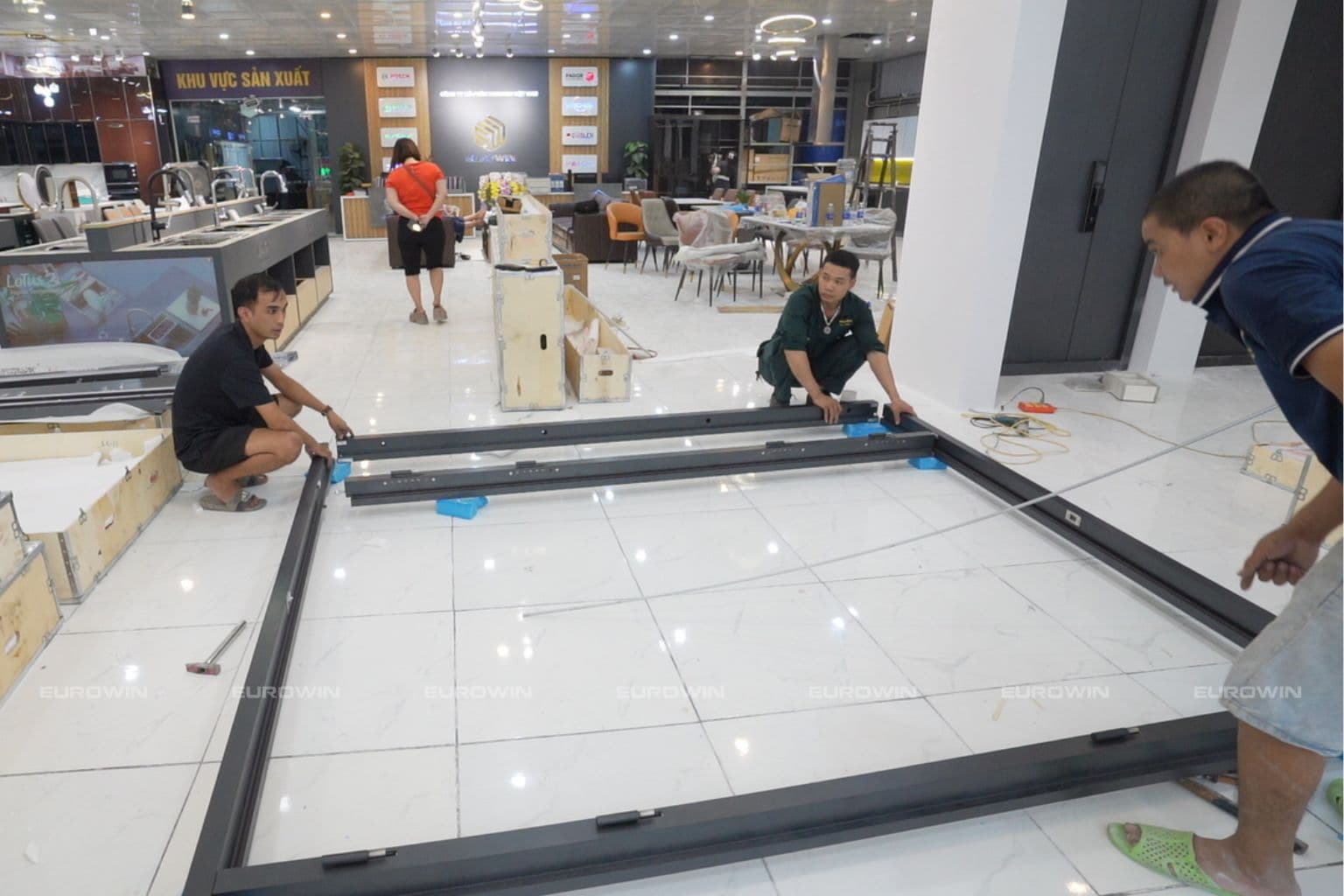 Nhiều gia chủ thường muốn tiết kiệm chi phí khi làm cửa