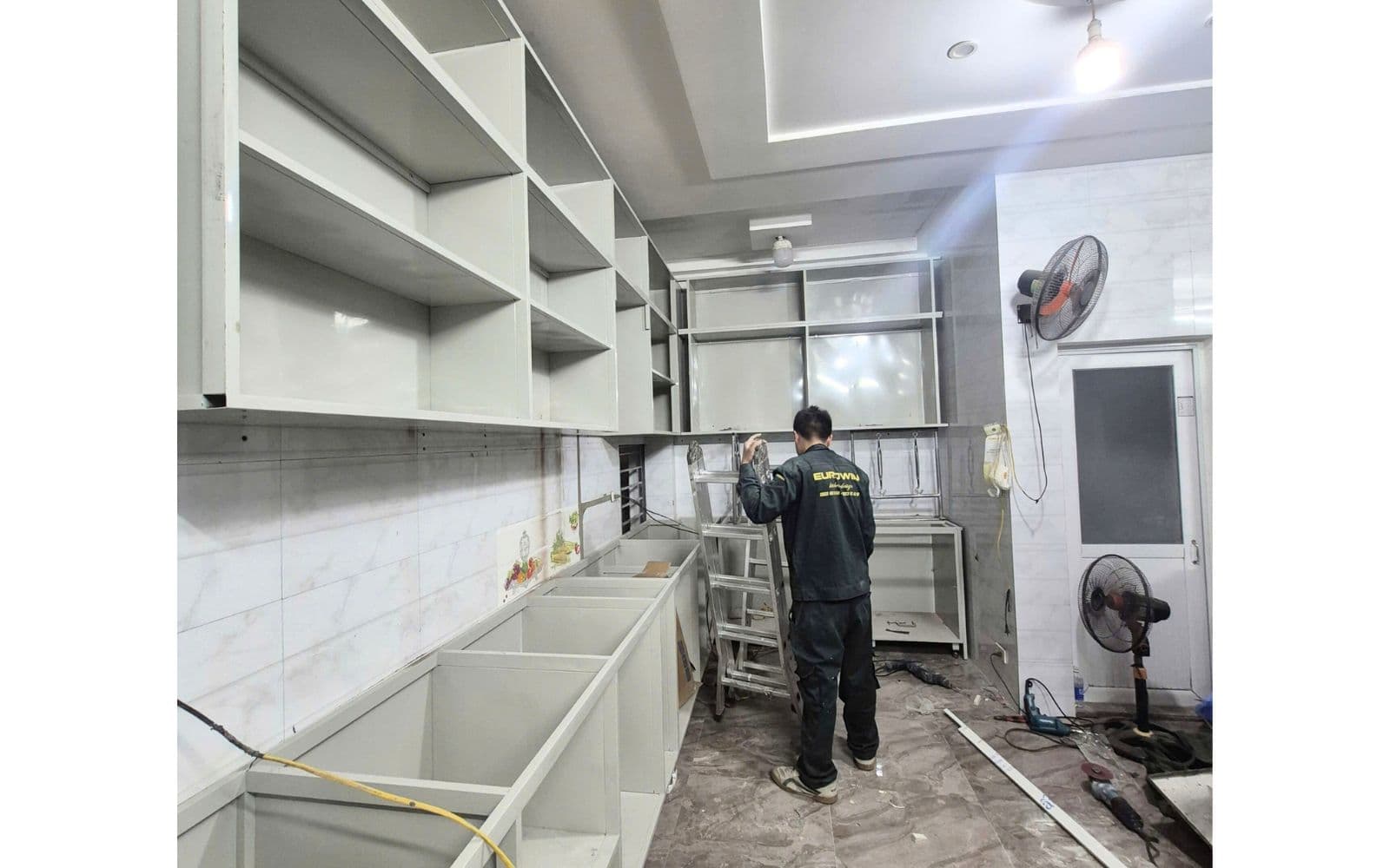 Tay nghề đơn vị thi công cũng ảnh hưởng trực tiếp đến giá tủ bếp