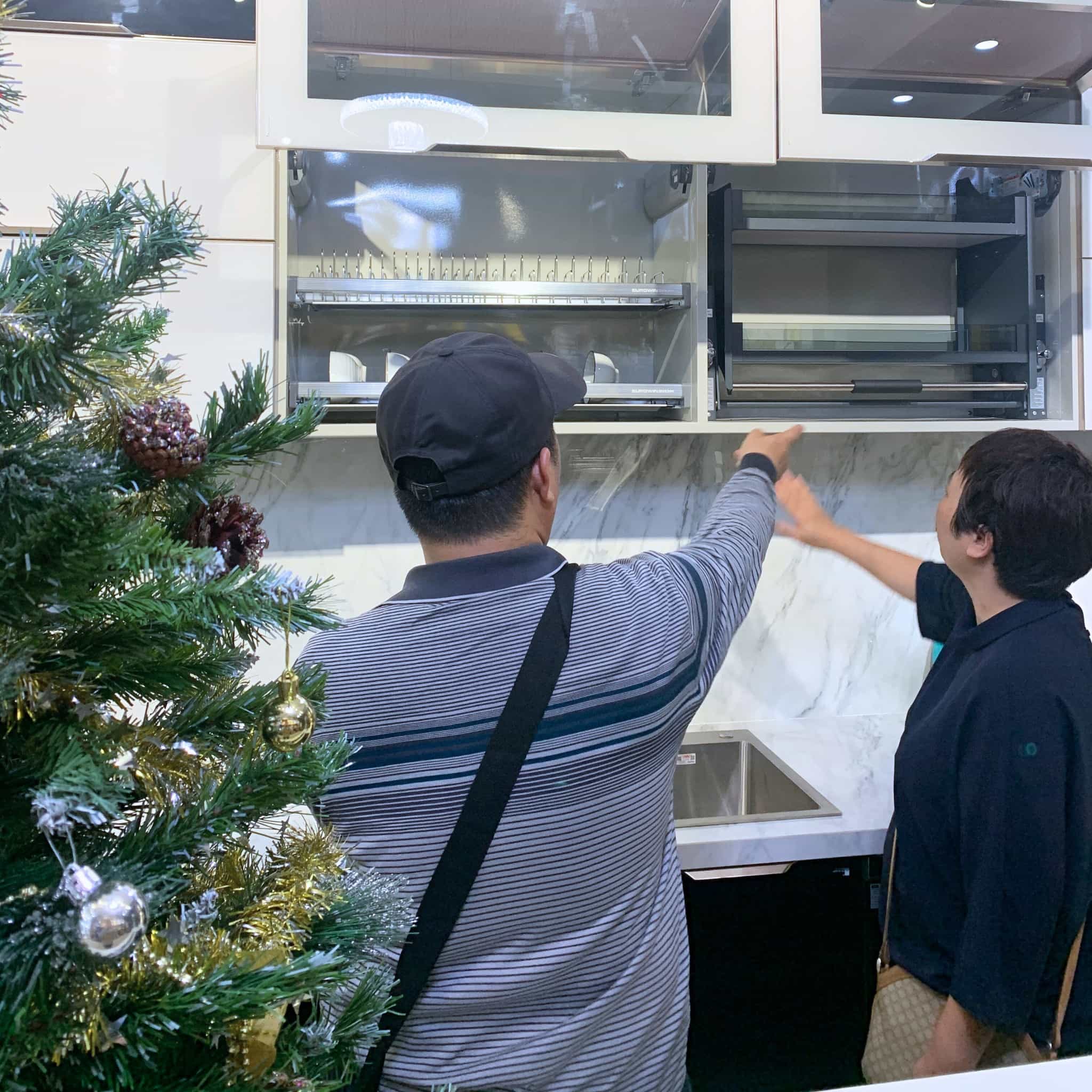 Tủ Bếp Inox Cánh Kính Có Bền Không? Chuyên Gia Trả Lời Chi Tiết