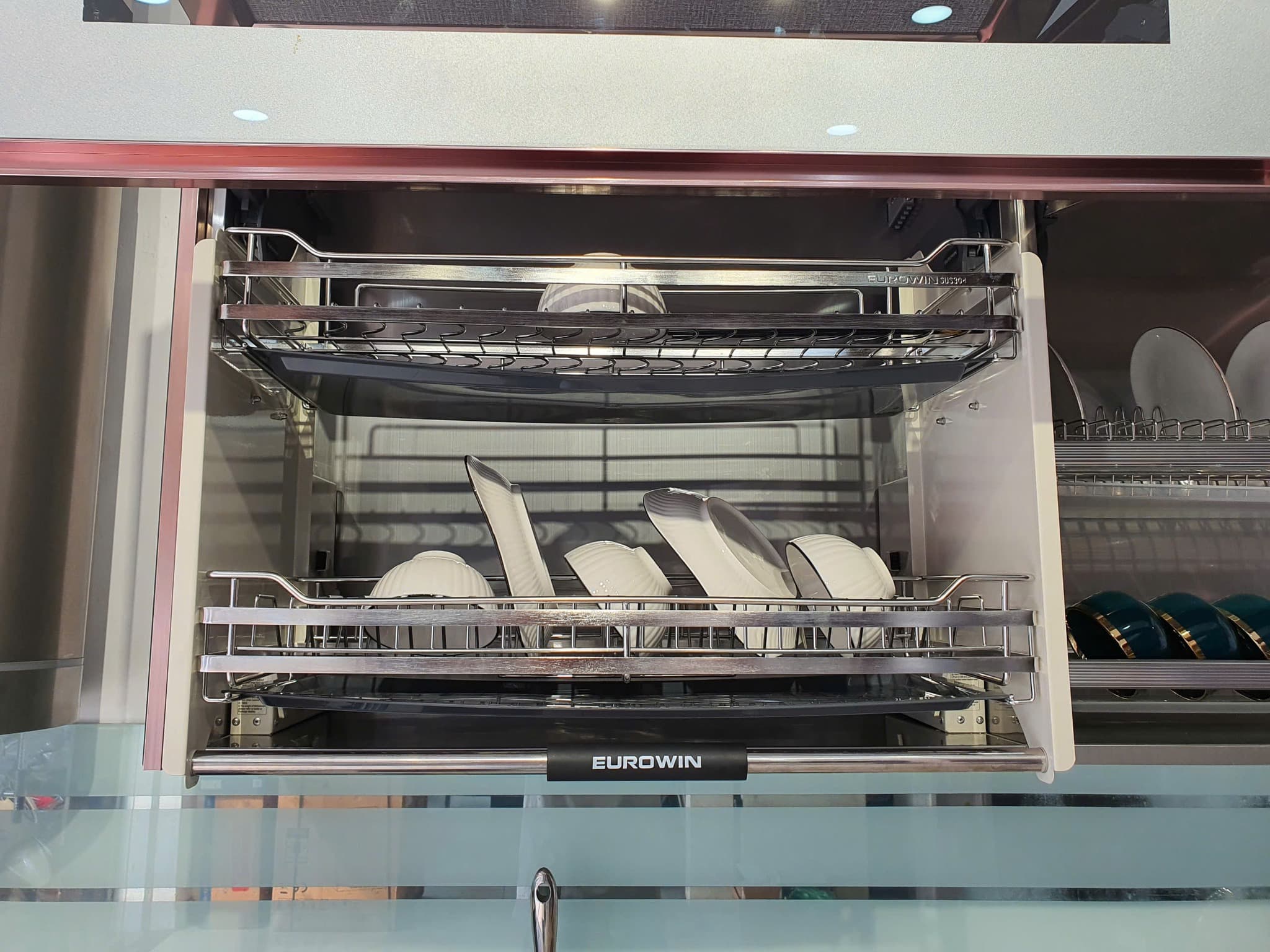 tủ bếp inox cánh kính lắp phụ kiện tủ bếp inox thông minh