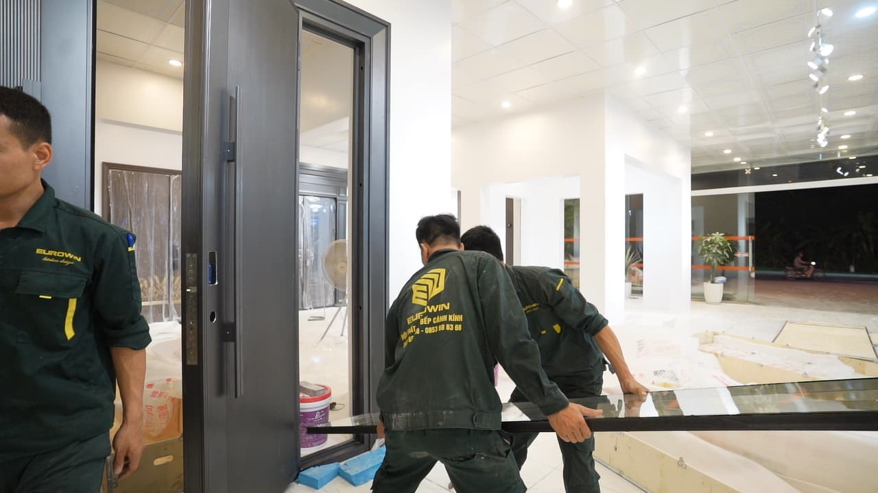 Chọn đơn vị thi công uy tín giúp cửa nhôm nguyên tấm ổn định, hạn chế công vênh