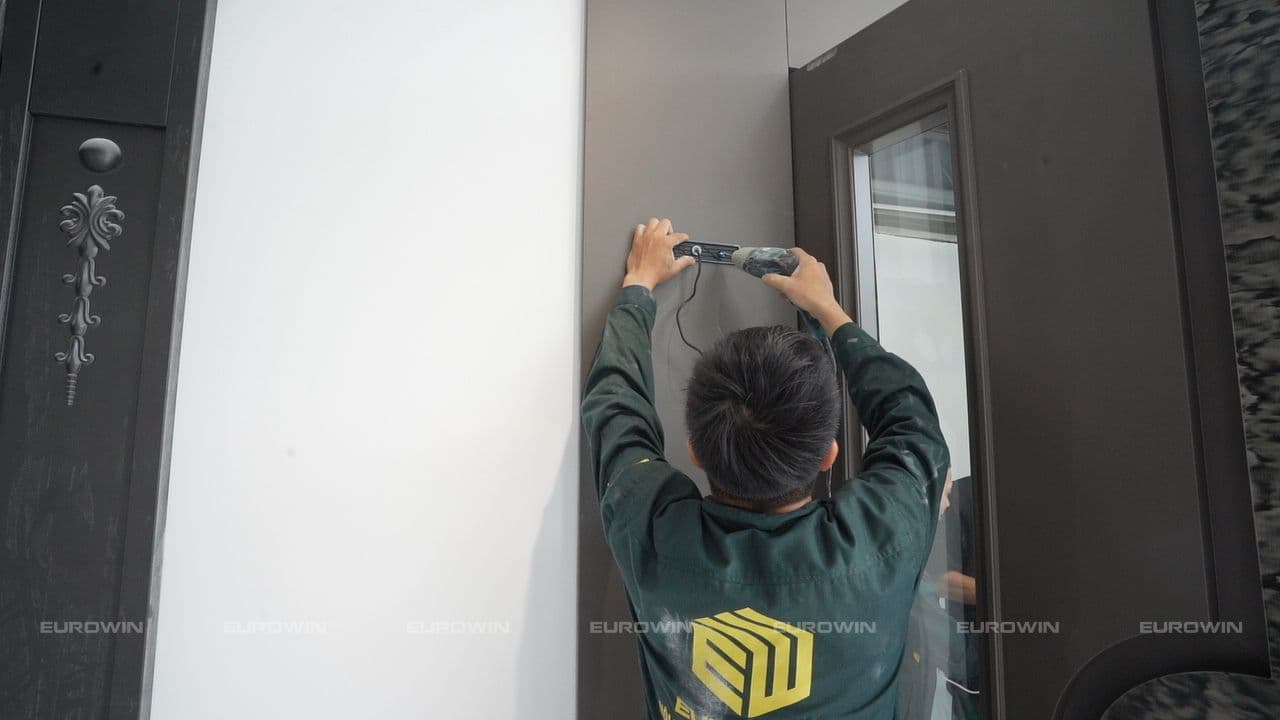 Vệ sinh và bảo trì định kỳ giúp cửa luôn vận hành ổn định