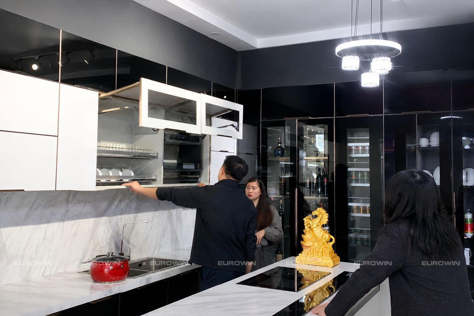 Vì sao tủ bếp inox cánh kính là khoản đầu tư đáng giá?