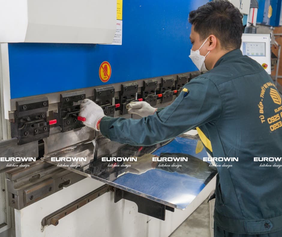 Xưởng sản xuất tủ bếp eurowin sở hữu hệ thống máy móc hiện đại