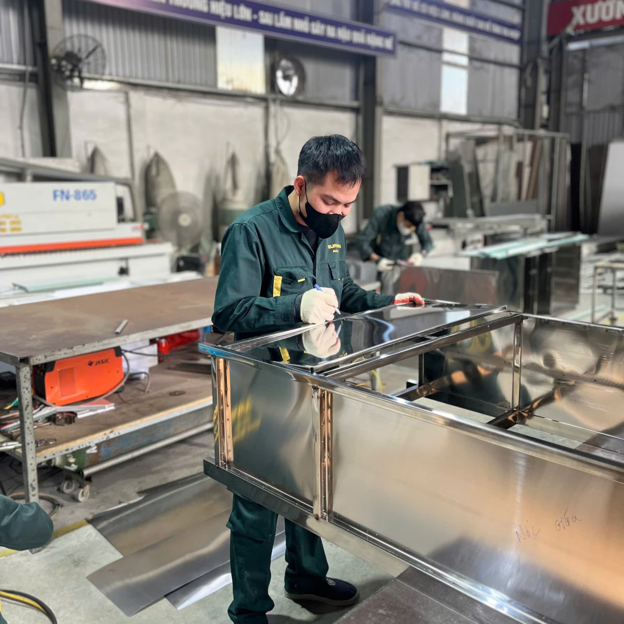 Quy trình thiết kế - thi công tủ bếp: Sản xuất tủ bếp tại xưởng